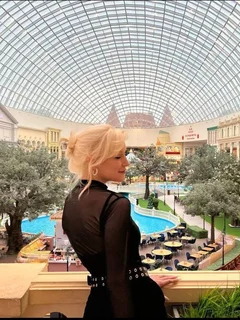 耐莉 迪拜的应召女郎